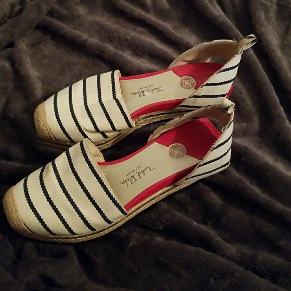 Canvas shoes with navy blue stripes